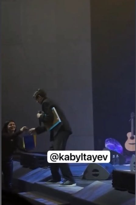 А треба знати кольори прапора країни, в якій виступаєш