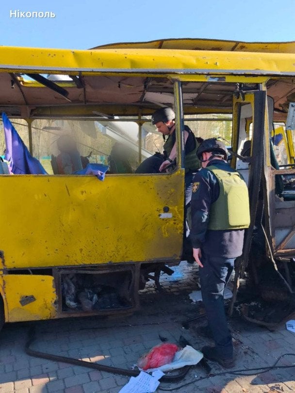 РФ атакувала FPV-дроном міський автобус у центрі Нікополя. Фото: Микола Лукашук.