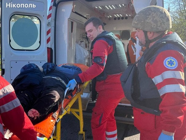 РФ атакувала FPV-дроном міський автобус у центрі Нікополя. Фото: Микола Лукашук.