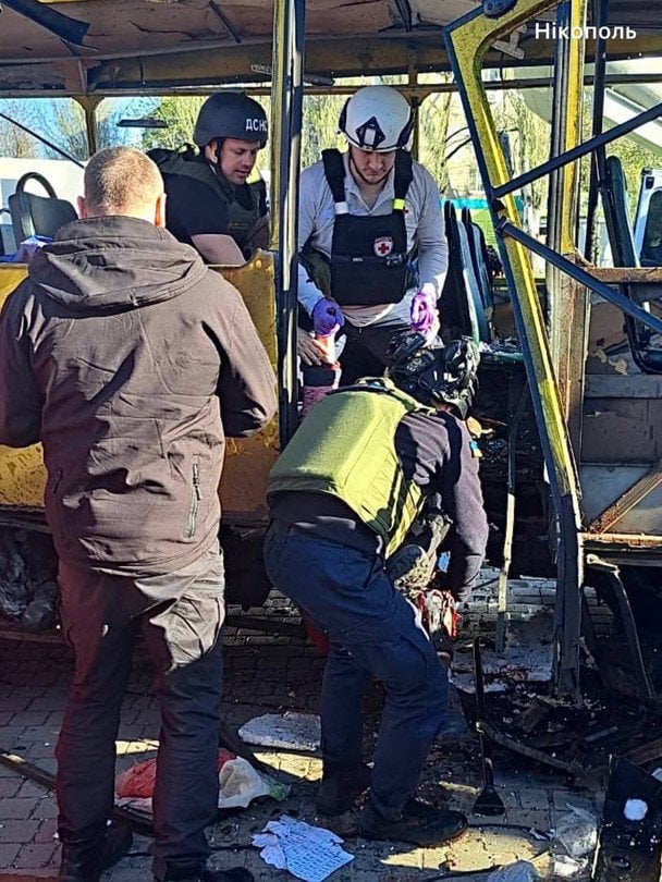 У Нікополі росіяни вдарили FPV-дроном по автобусу, що під’їжджав до зупинки. Фото: Микола Лукашук.