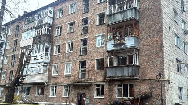 Війська РФ вдарили по п’ятиповерхівці в Конотопі. / © Facebook/Артем Семеніхін