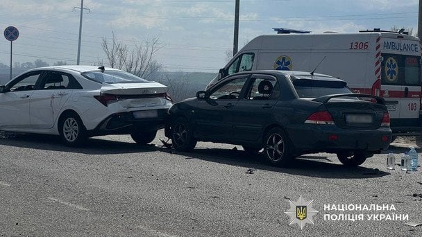 Росіяни посеред дня вдарили по Дніпру. / © Національна поліція України