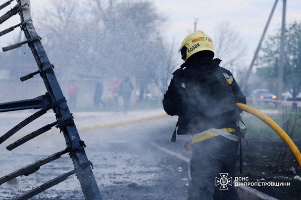 Росіяни вдарили ракетою по Дніпру. / © ДСНС