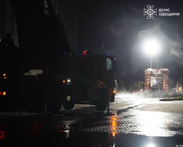 В Одеській області внаслідок атаки РФ пошкоджено об’єкти інфраструктури. / © ДСНС