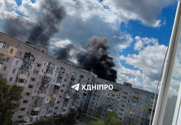 Після вибухів у Дніпрі до неба здійнявся чорний дим.