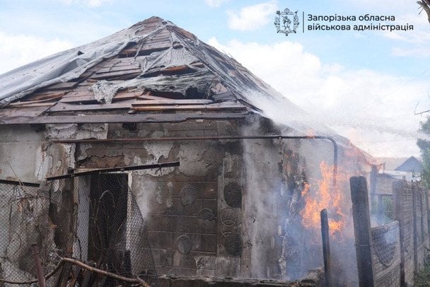 Росіяни вдарили по приватних будинках у Запоріжжі. / © Запорізька ОВА