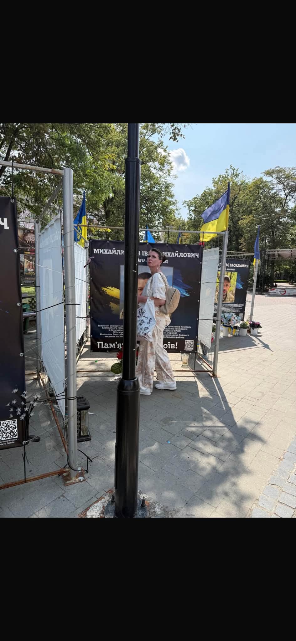 На зображенні може бути: паркомат, турнікет, телефон та текст