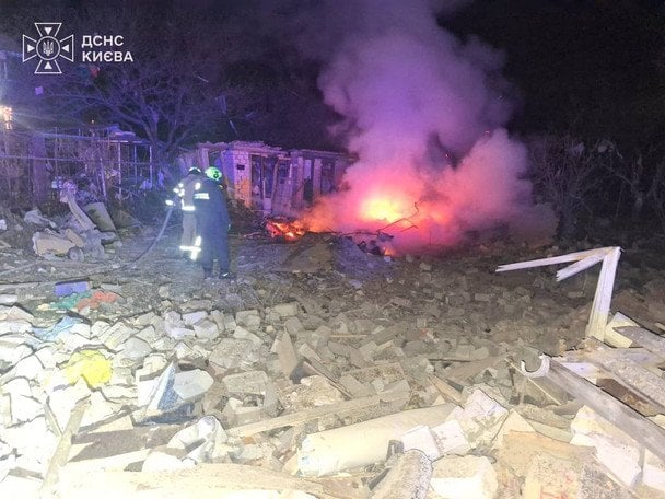 Росіяни завдали удару по Оболонському району Києва.