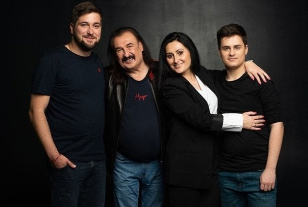 Степан Гіга з сином, донькою й онуком / © instagram.com/stepan.giga_official